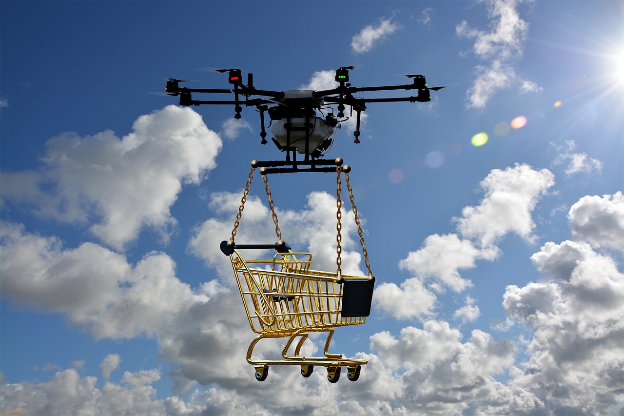 DJI EV50 kargo dron leti iznad snežnog planinskog vrha