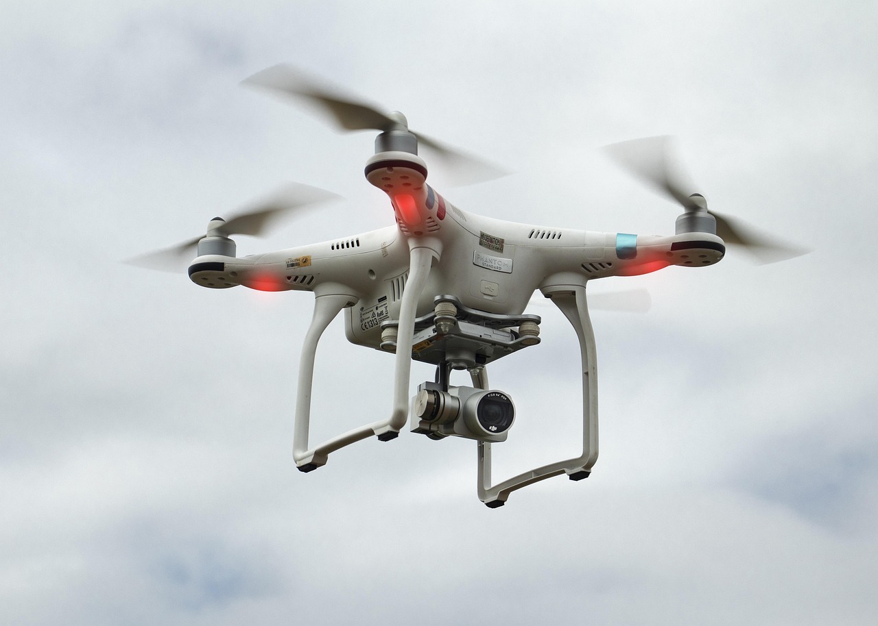 DJI EV50 kargo dron leti iznad snežnog planinskog vrha
