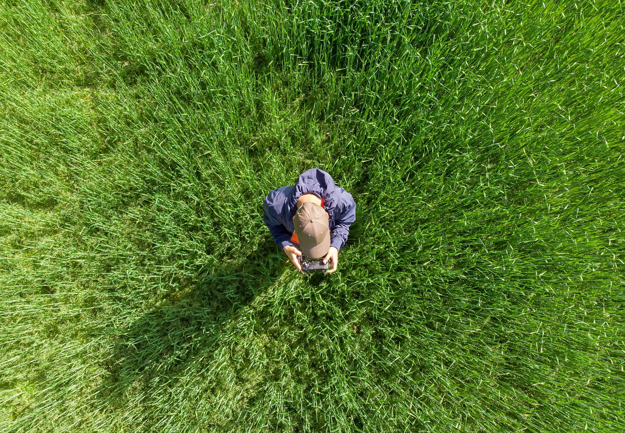 Dozvola za dron u Srbiji — dron u letu i vazduhoplovni dokument