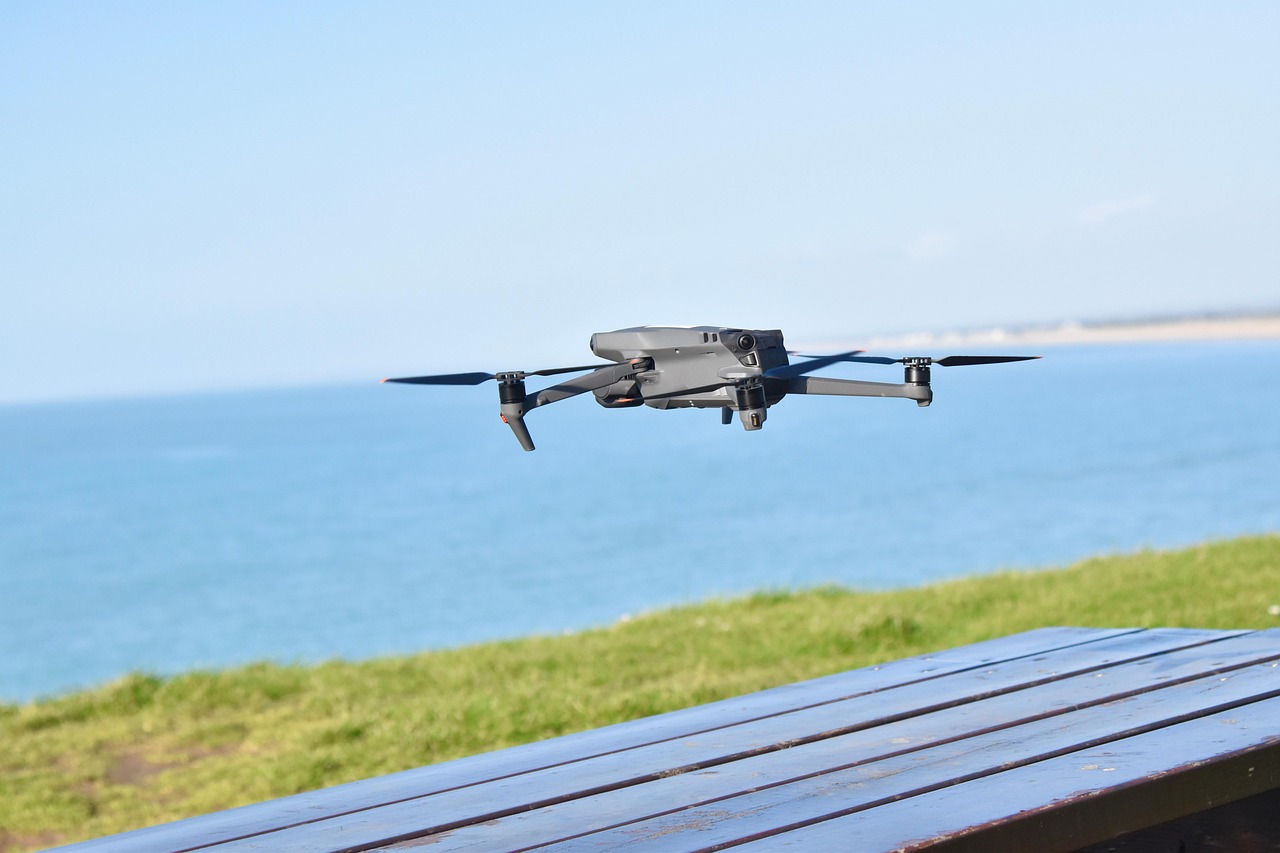 Dron vesti nedeljni pregled — dron u letu i simboli evropske regulative