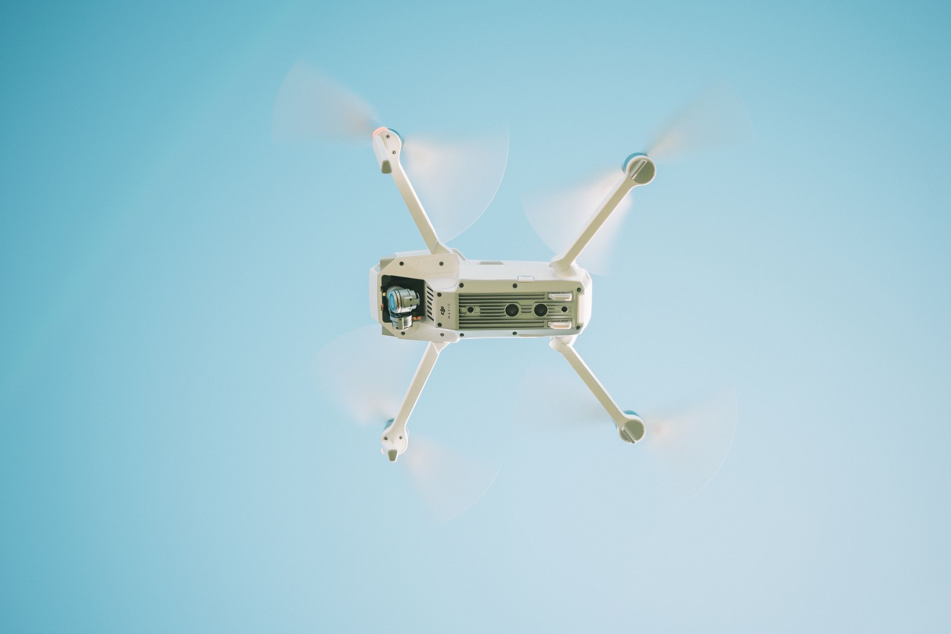 Prikaz spasilačke misije dronom sa fokusnom ključnom reči dron vesti iz Japana, ruševine grada i helikopteri u daljini.