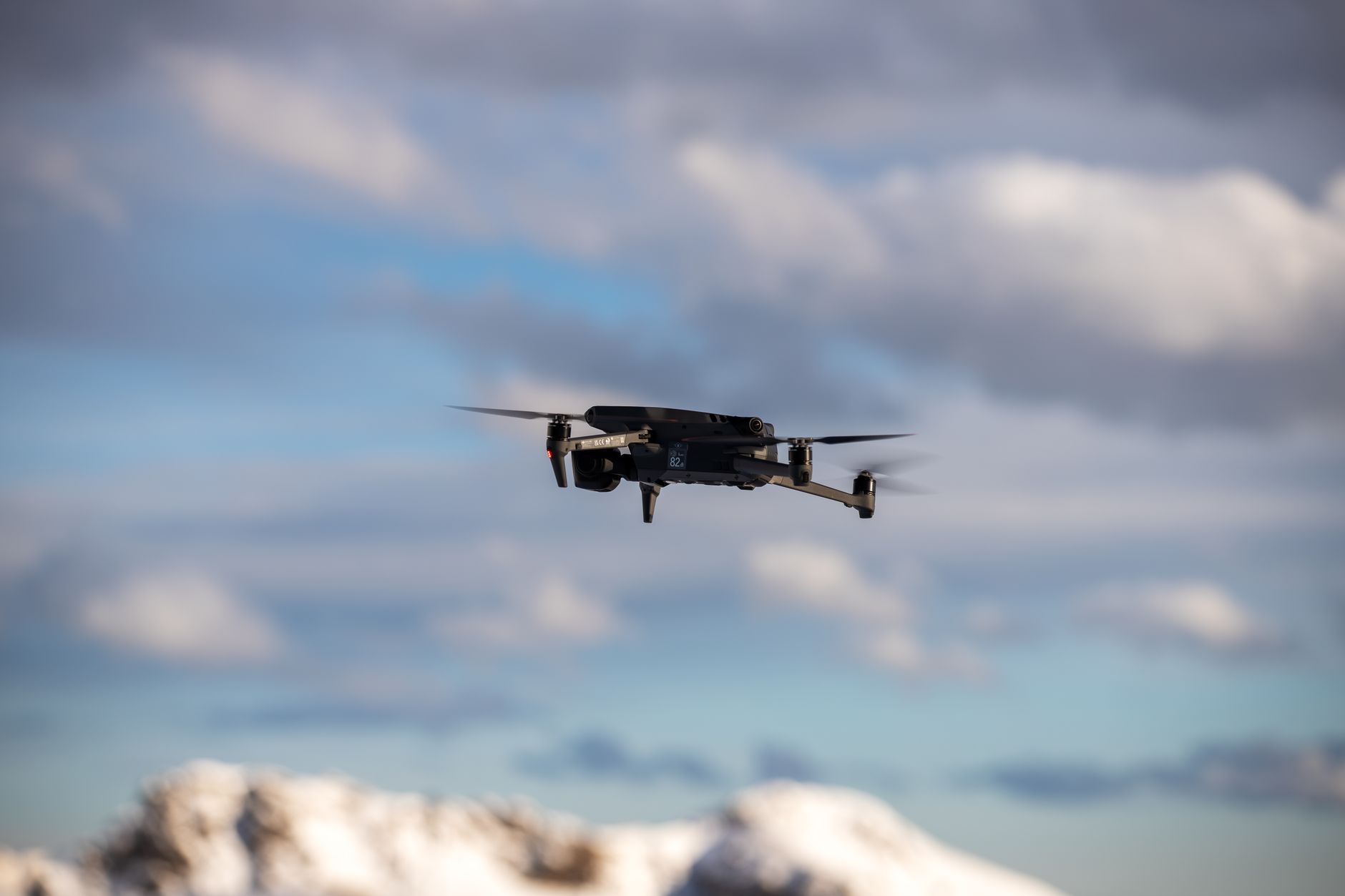Prikaz spasilačke misije dronom sa fokusnom ključnom reči dron vesti iz Japana, ruševine grada i helikopteri u daljini.