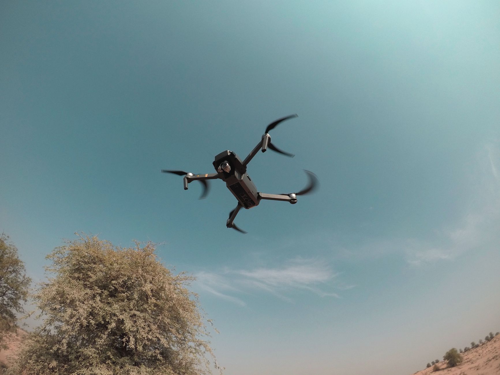 Dron se bori protiv jakog dron vetra, scene koje ilustruju uticaj vetra na let