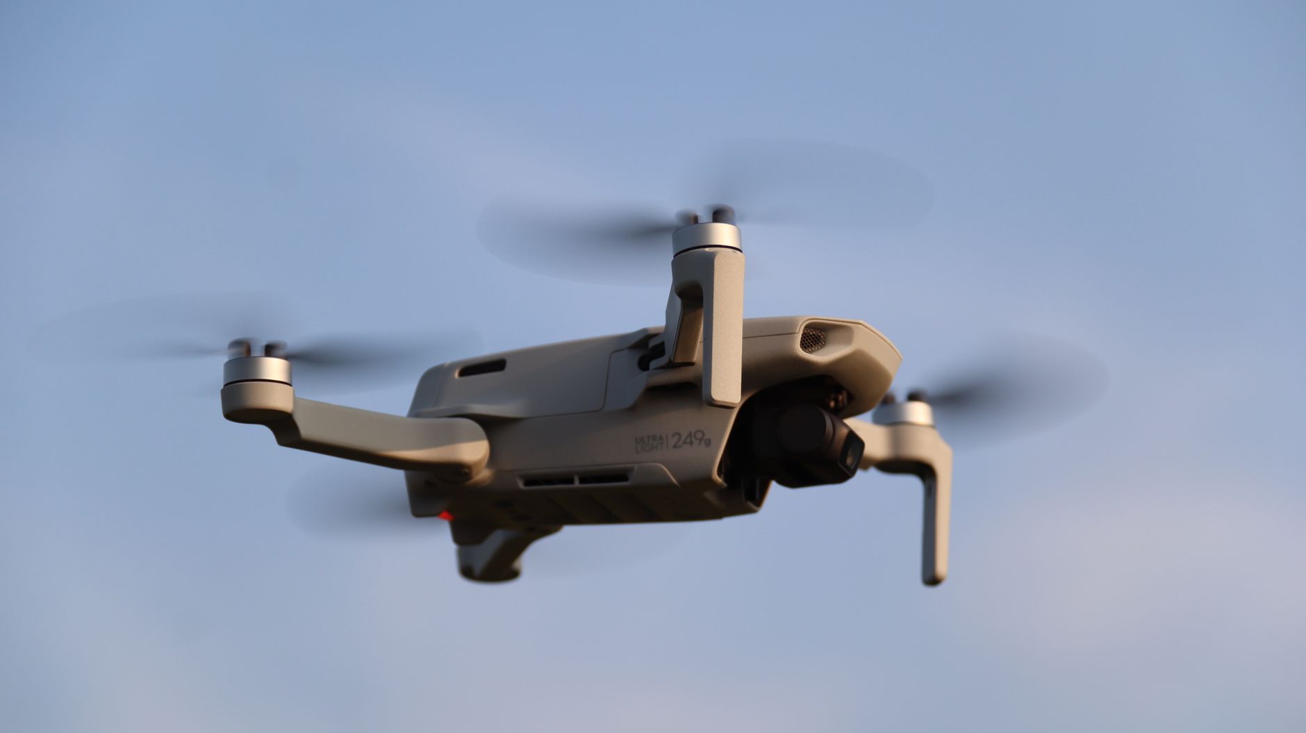 Dron se bori protiv jakog dron vetra, scene koje ilustruju uticaj vetra na let