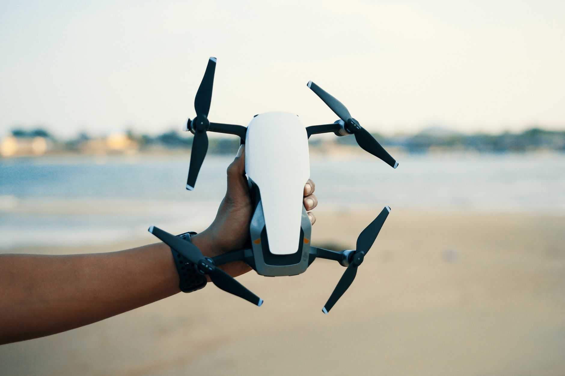 Dron za prskanje njive, AI tehnologija štedi hemiju, povećava prinos