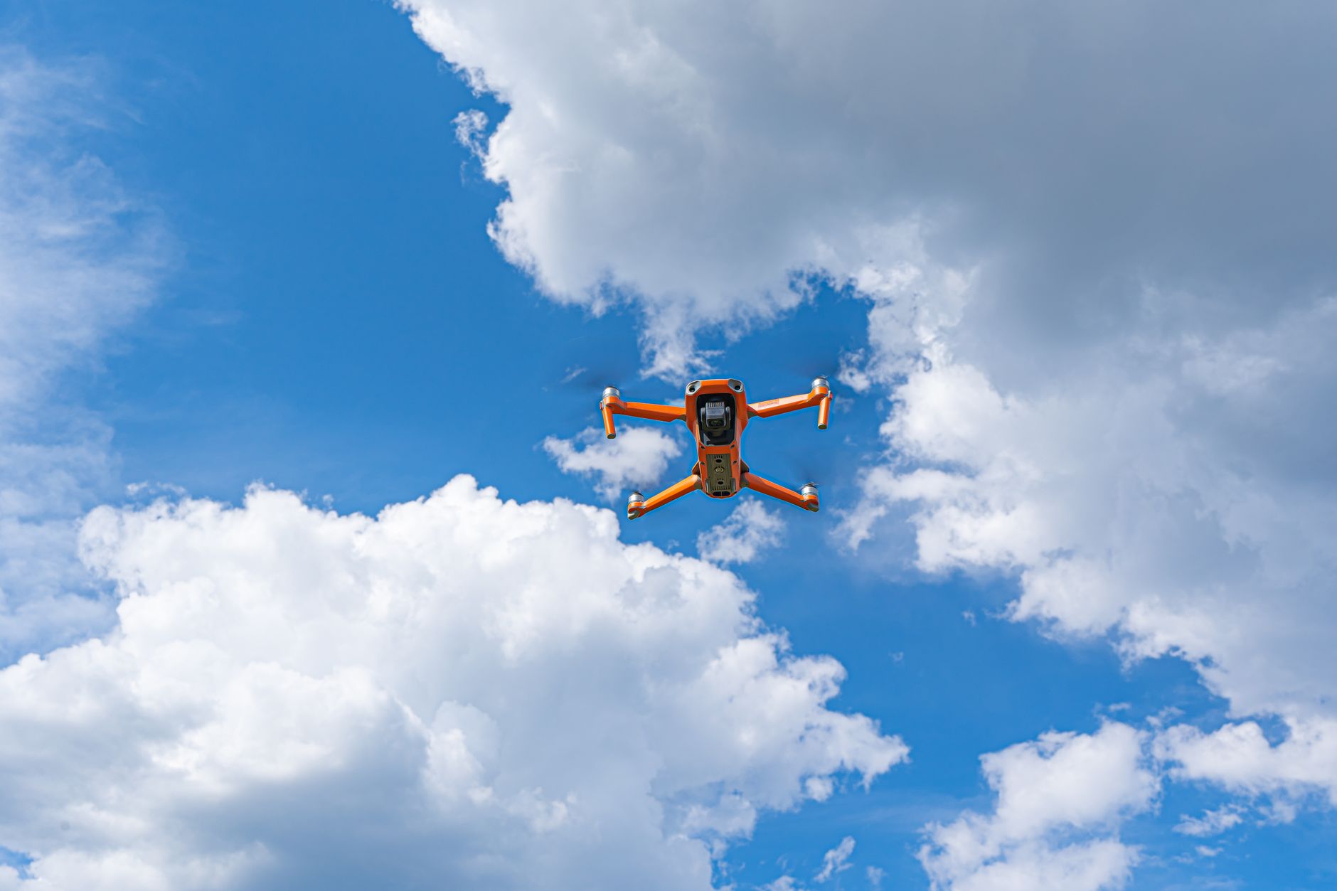 Dron za prskanje njive, AI tehnologija štedi hemiju, povećava prinos
