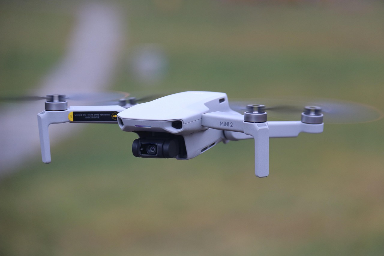 Dron svetlosni šou sa formacijom dronova EMO Mini na noćnom nebu