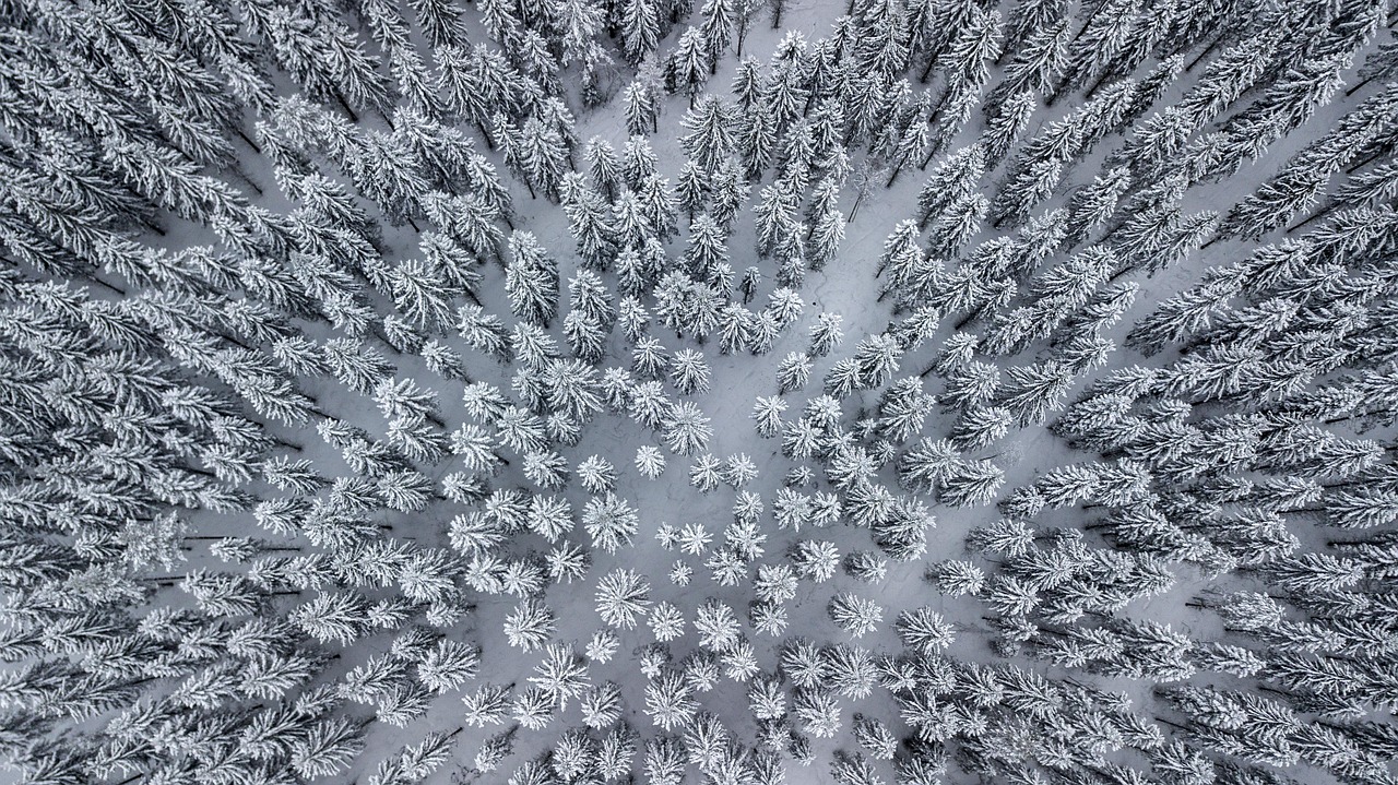 Let dronom zimi iznad zavejanog planinskog pejzaža u Srbiji