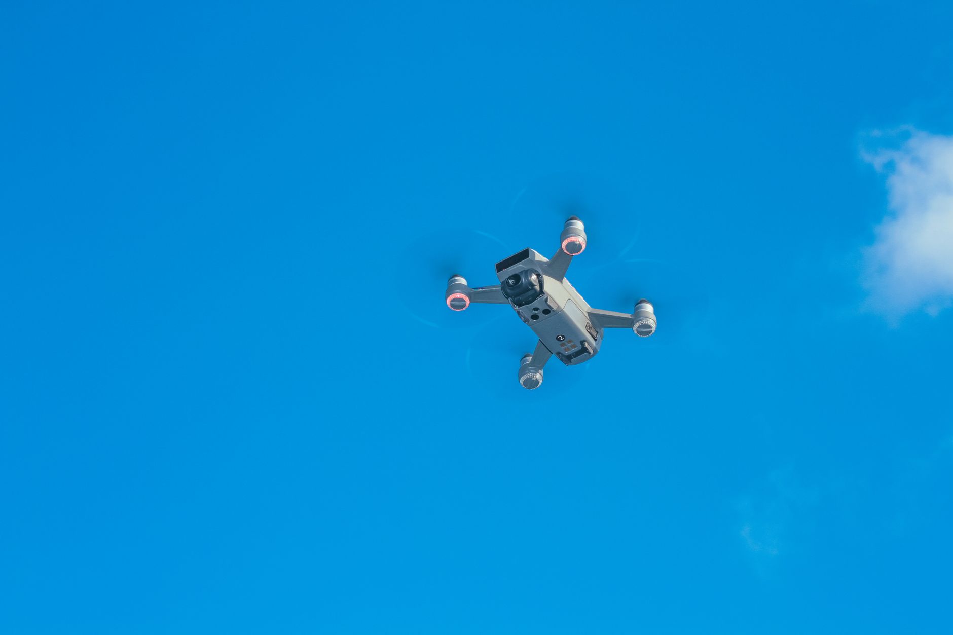 DJI Mini 2 SE kao prvi dron za početnike, letenje u prirodi