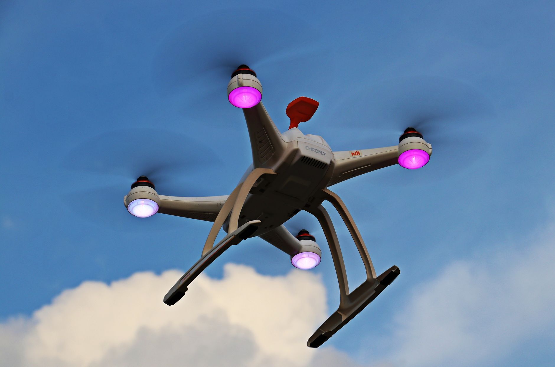DJI Mini 2 SE kao prvi dron za početnike, letenje u prirodi