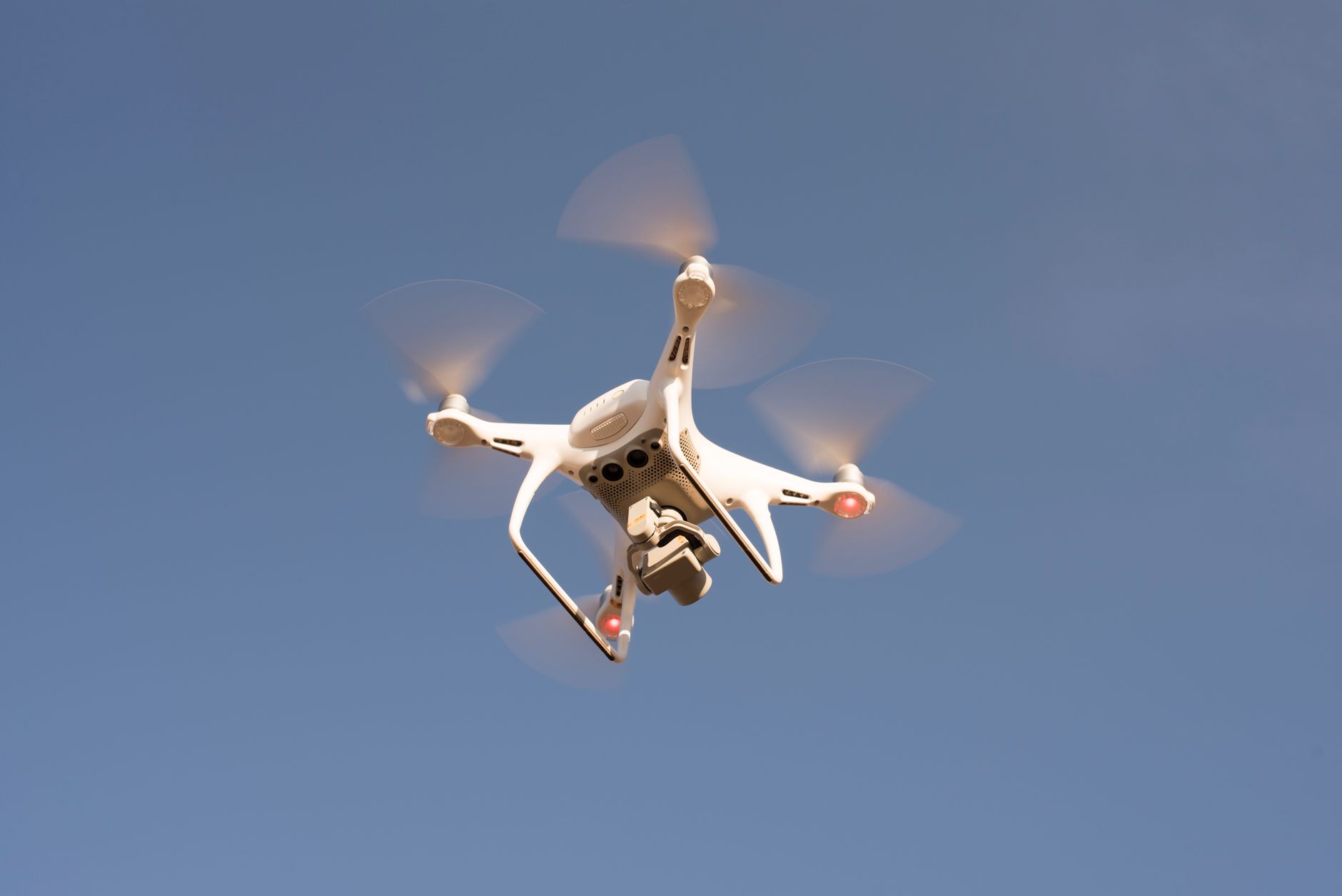 Termovizijski dron inspekcija fasade zgrade, prikazana toplotna mapa sa gubicima