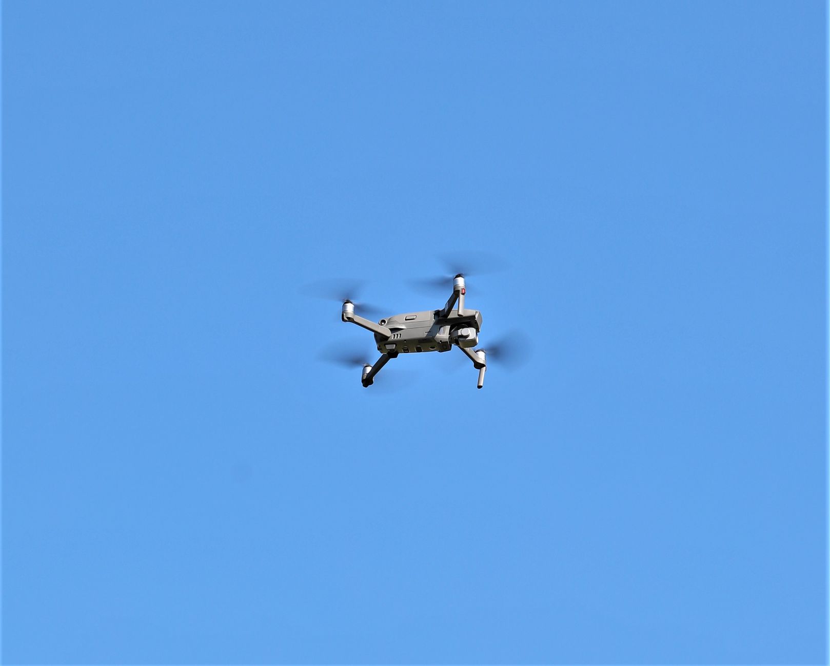 Termovizijski dron inspekcija fasade zgrade, prikazana toplotna mapa sa gubicima