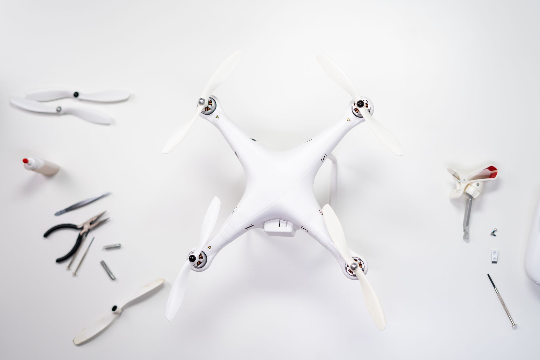 dron noću iznad osvetljenog grada sa uključenim svetlima