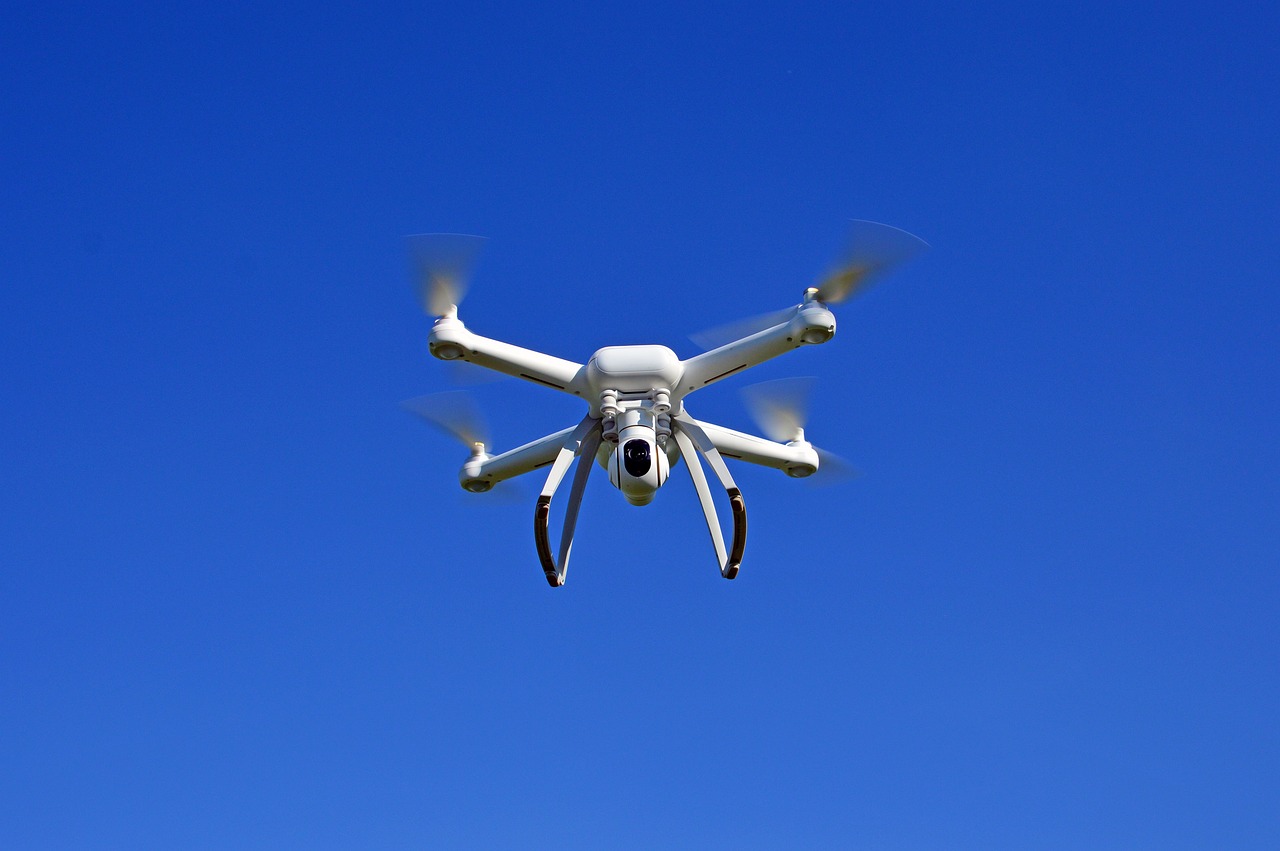 dron noću iznad osvetljenog grada sa uključenim svetlima