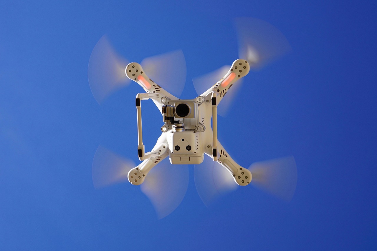dron pao u vodu, dron izvučen na obalu posle pada