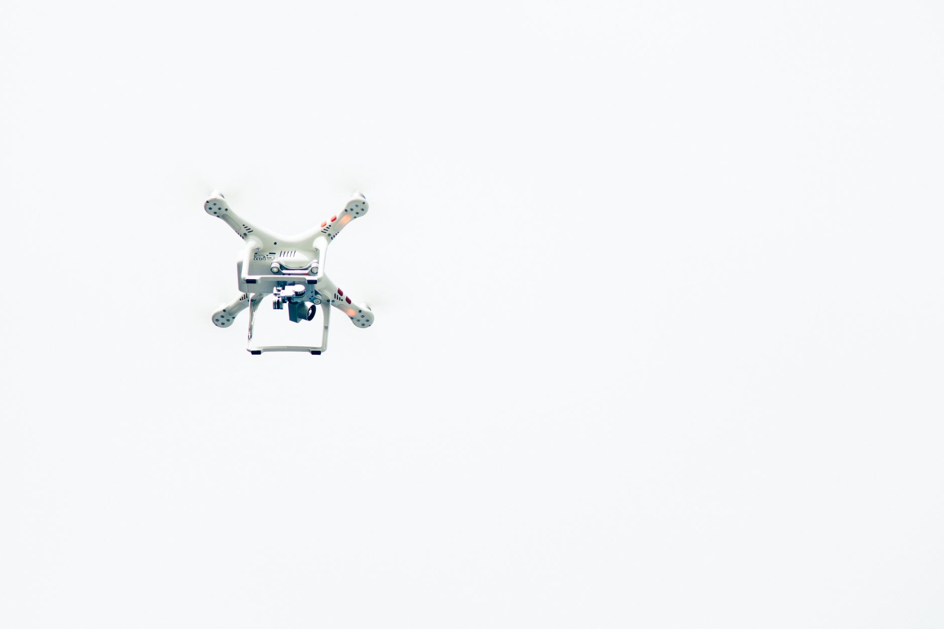 dron u gradu i odgovoran let u naselju