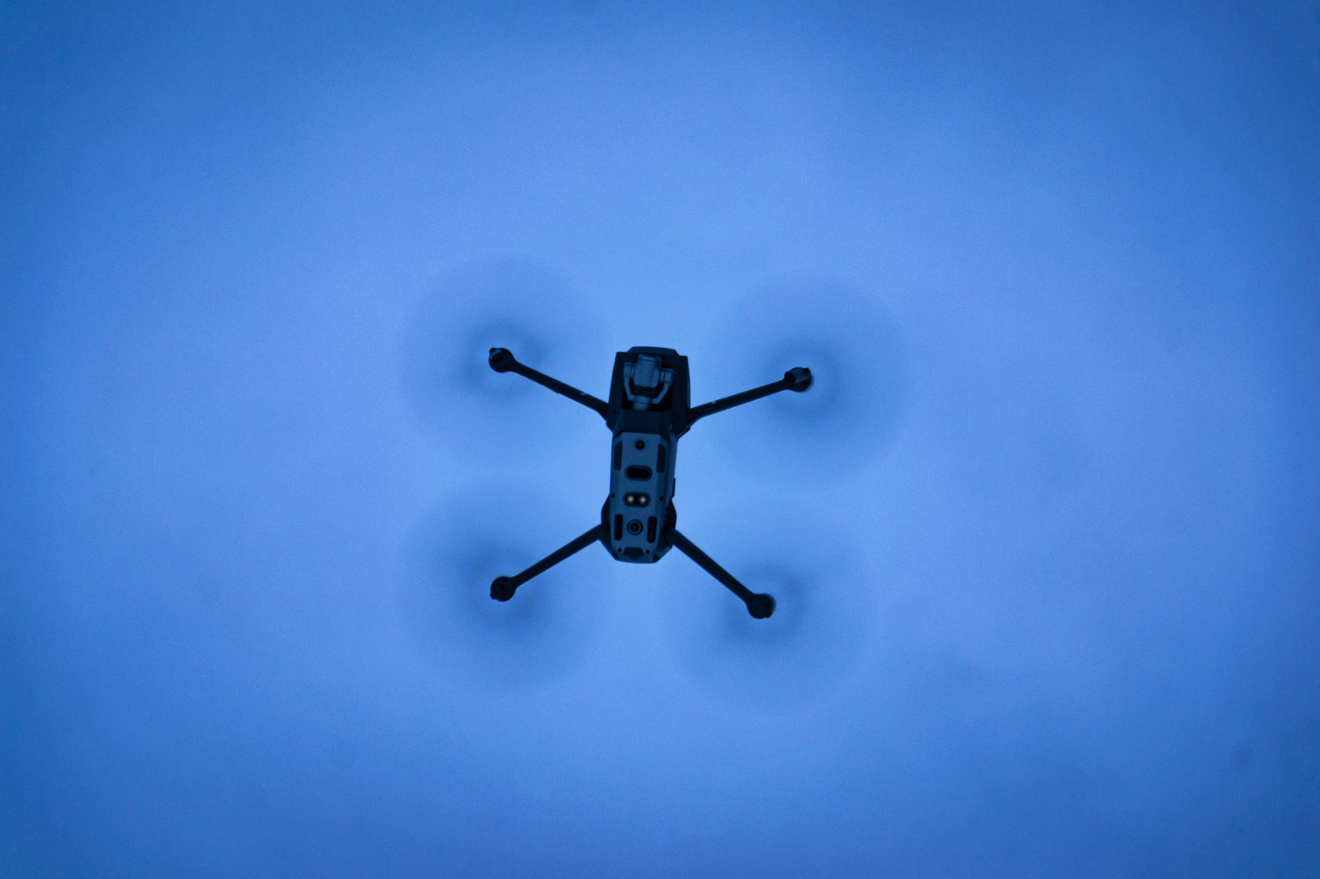 dron u nacionalnom parku iznad šume u Srbiji