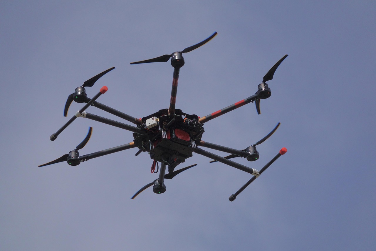 dron za servis dostavlja rezervni deo servisnoj ekipi na terenu