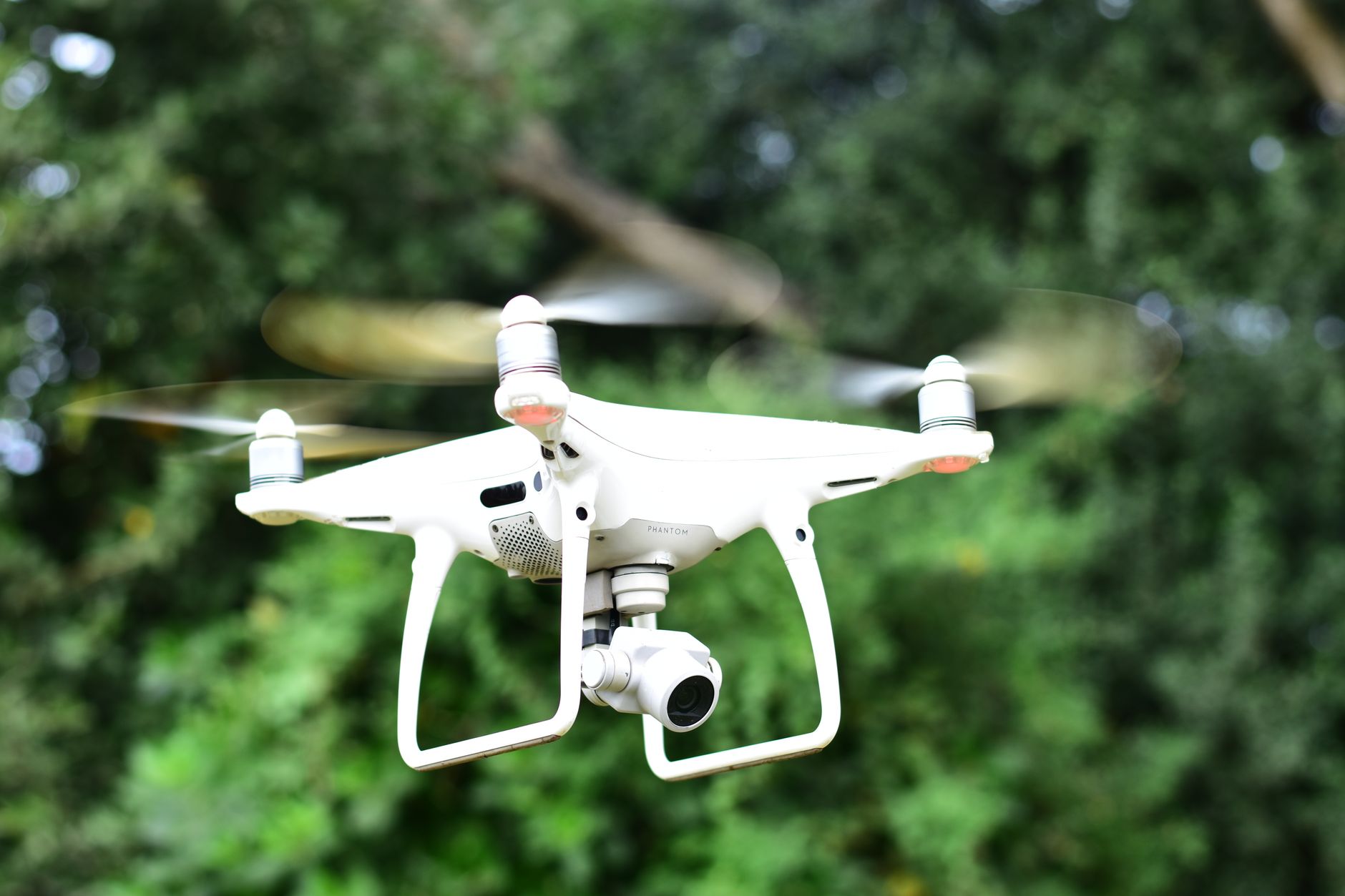 Letenje kod aerodroma i bezbednost dronova u blizini piste