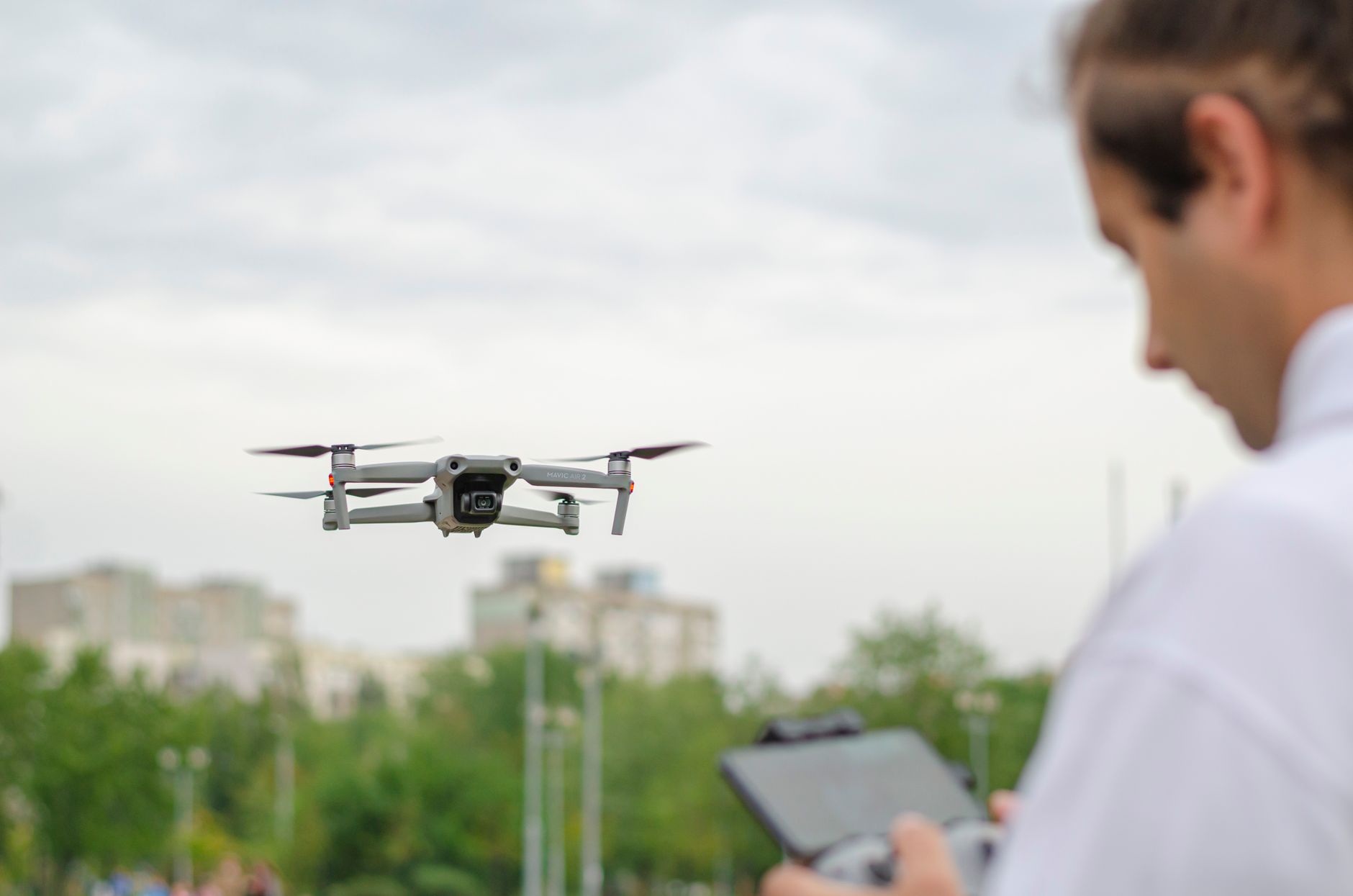 Montaža dron snimaka na računaru uz pregled kadrova iz vazduha