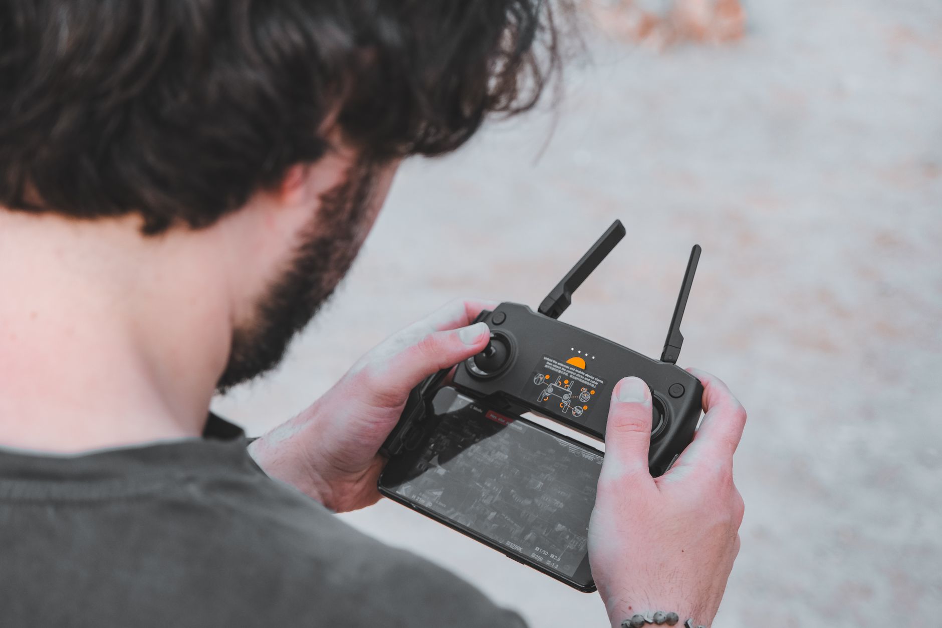 aplikacije za dron na telefonu pilota u Srbiji pre poletanja
