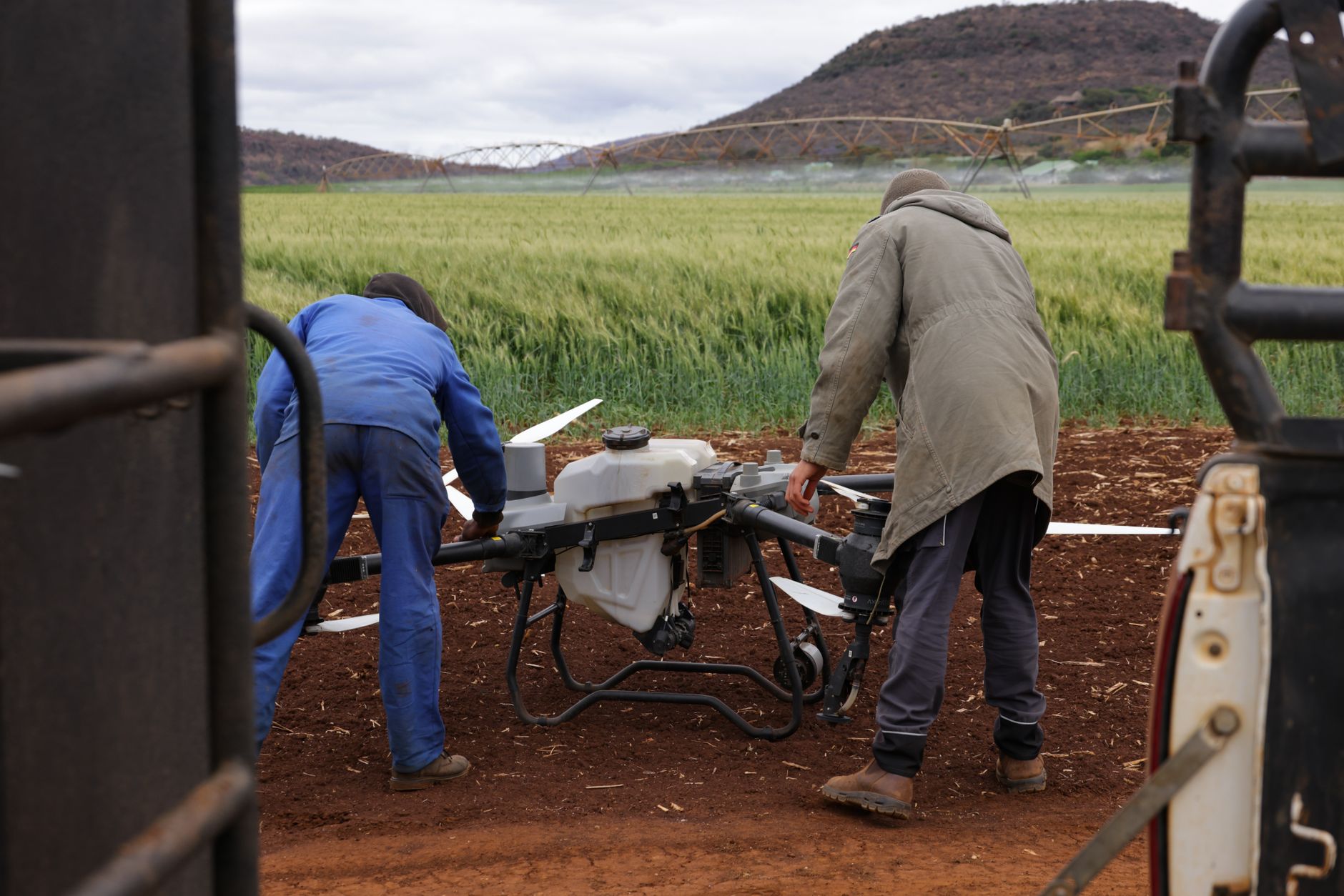 dron i helikopter u istoj zoni leta iznad grada