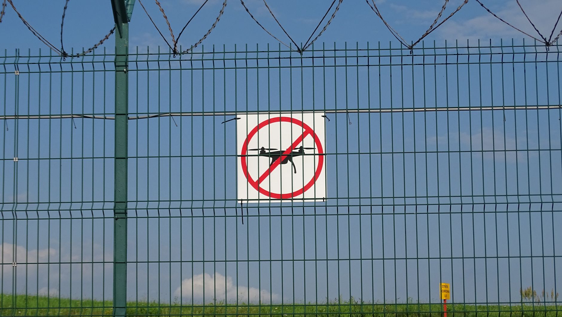 dron i helikopter u istoj zoni leta iznad grada