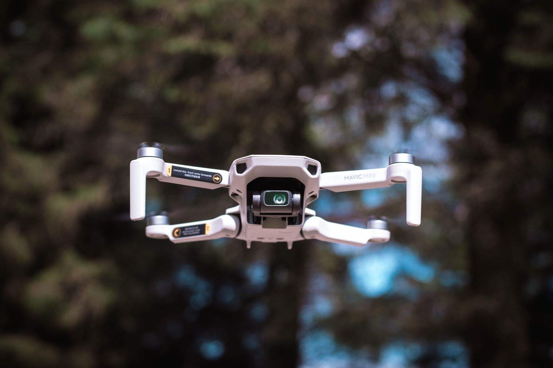 dron iznad ljudi i bezbedne alternative za snimanje događaja