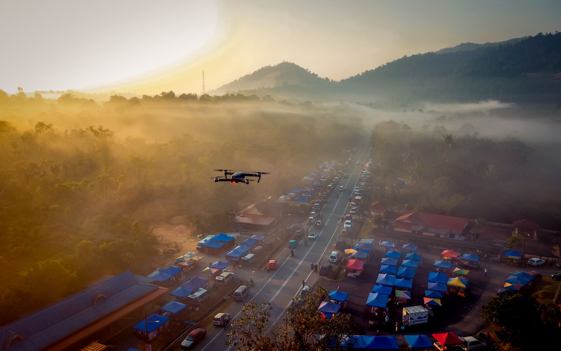 dron na kiši u jutarnjoj magli i procena bezbednog leta