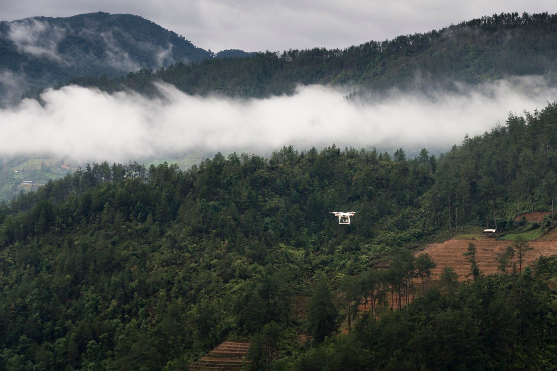 dron na kiši u jutarnjoj magli i procena bezbednog leta