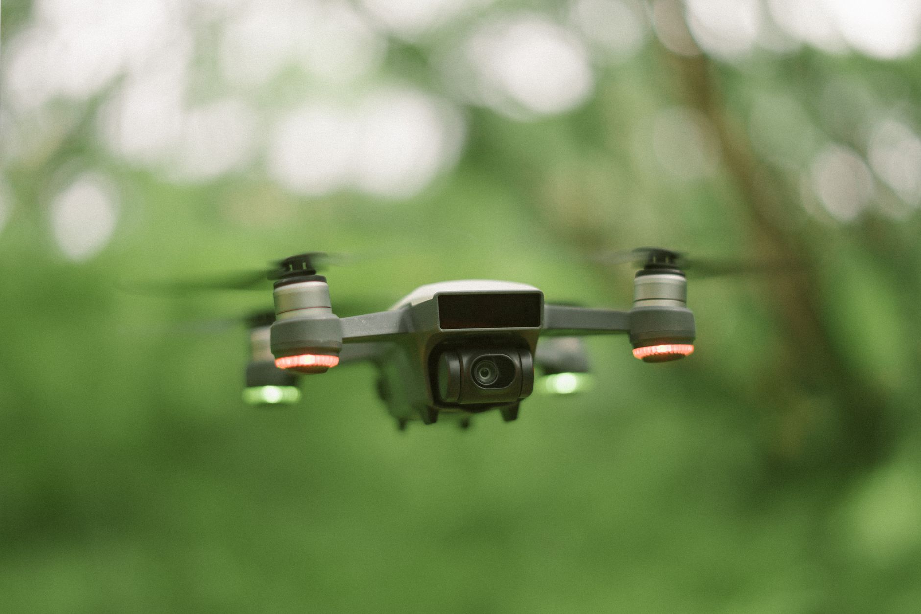 dron sa zumom tokom inspekcije objekta sa bezbedne udaljenosti