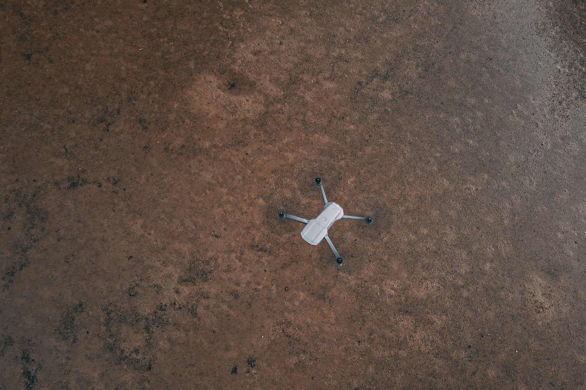 dron u arheologiji iznad lokaliteta u Srbiji sa senkama i razlikama u vegetaciji