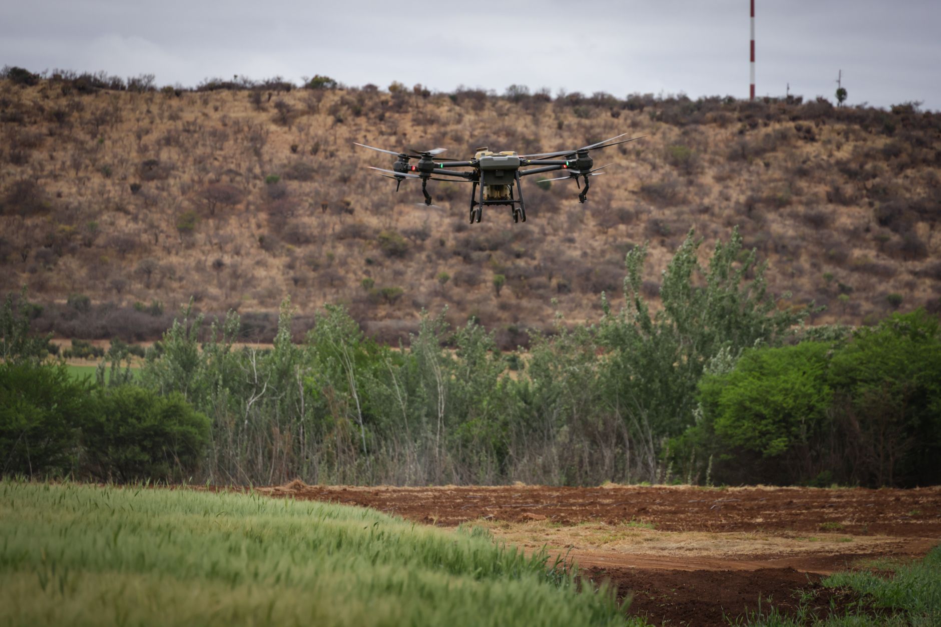 dron u geodeziji iznad gradilišta sa kontrolnim tačkama