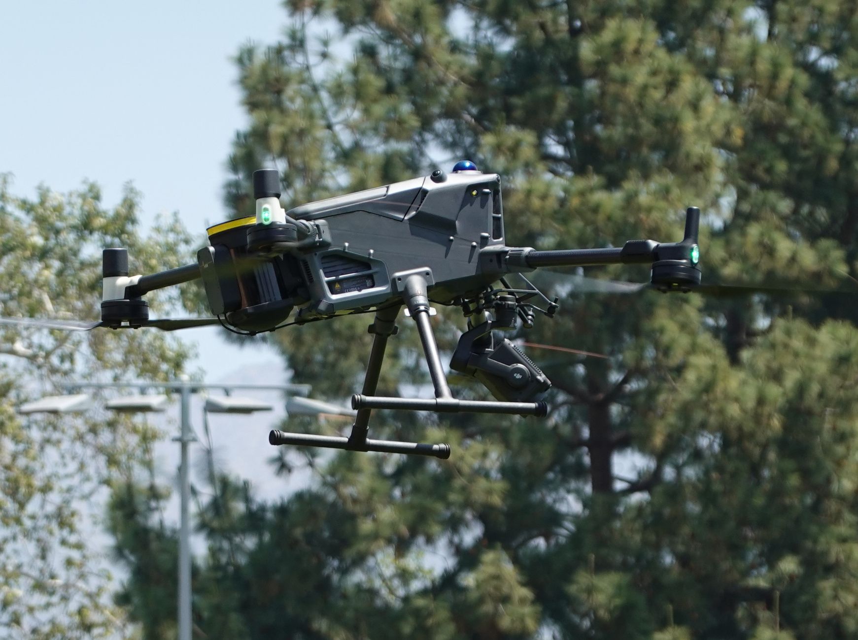 dron za decu uz nadzor roditelja u bezbednom prostoru