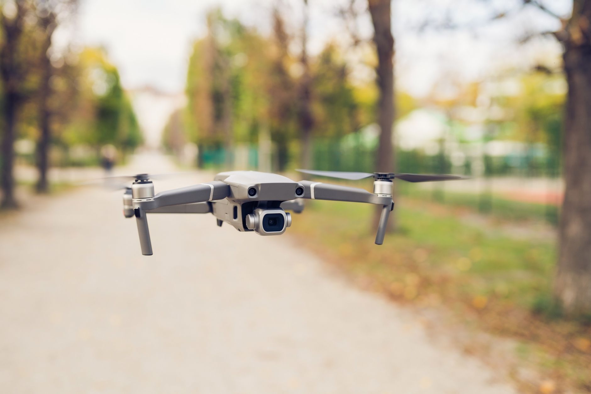 dron za decu uz nadzor roditelja u bezbednom prostoru