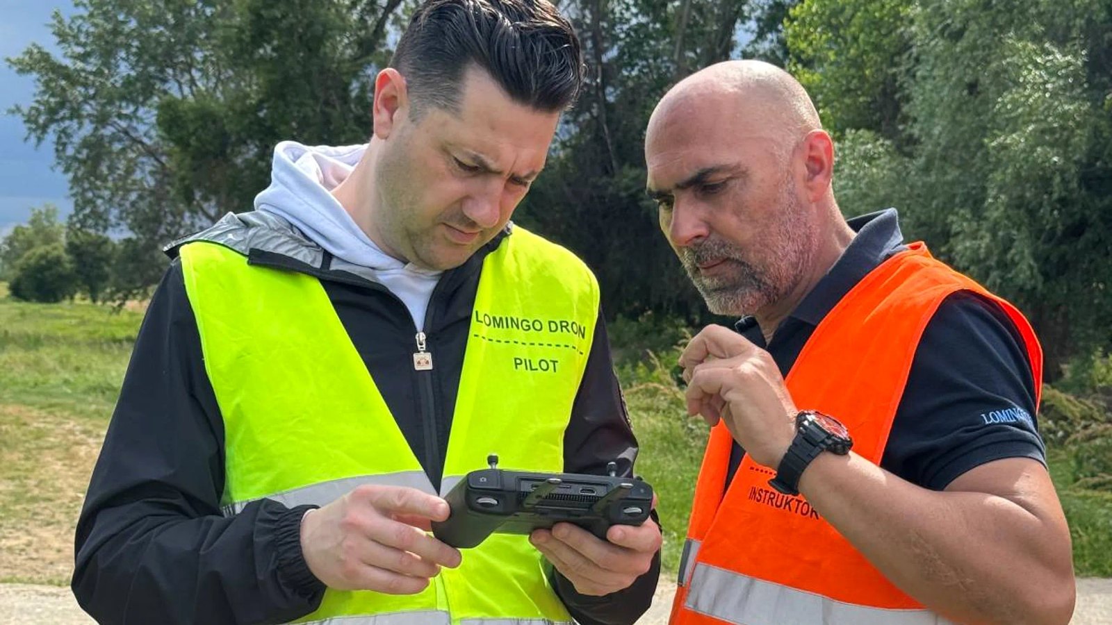Instruktor Lomingo International i polaznik sa daljinskim upravljačem na obuci za EU licencu za dron