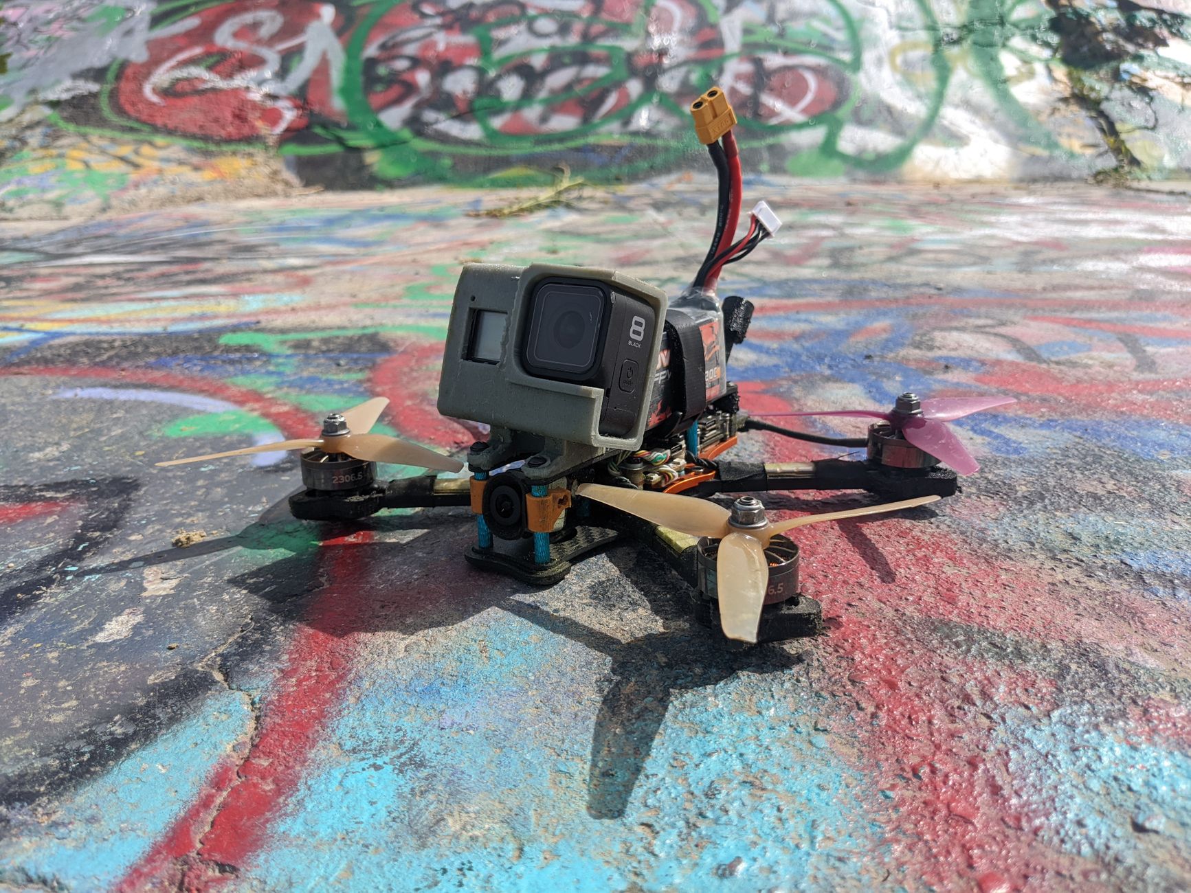 FPV dron za početnike na prvom vežbanju na livadi