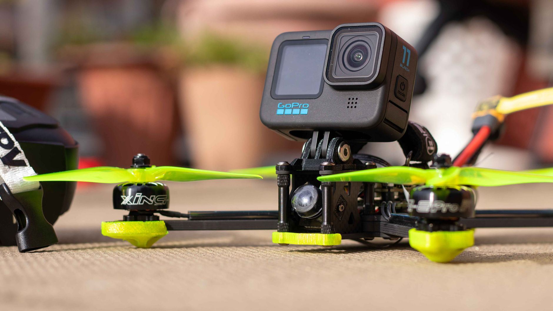 FPV dron za početnike na prvom vežbanju na livadi