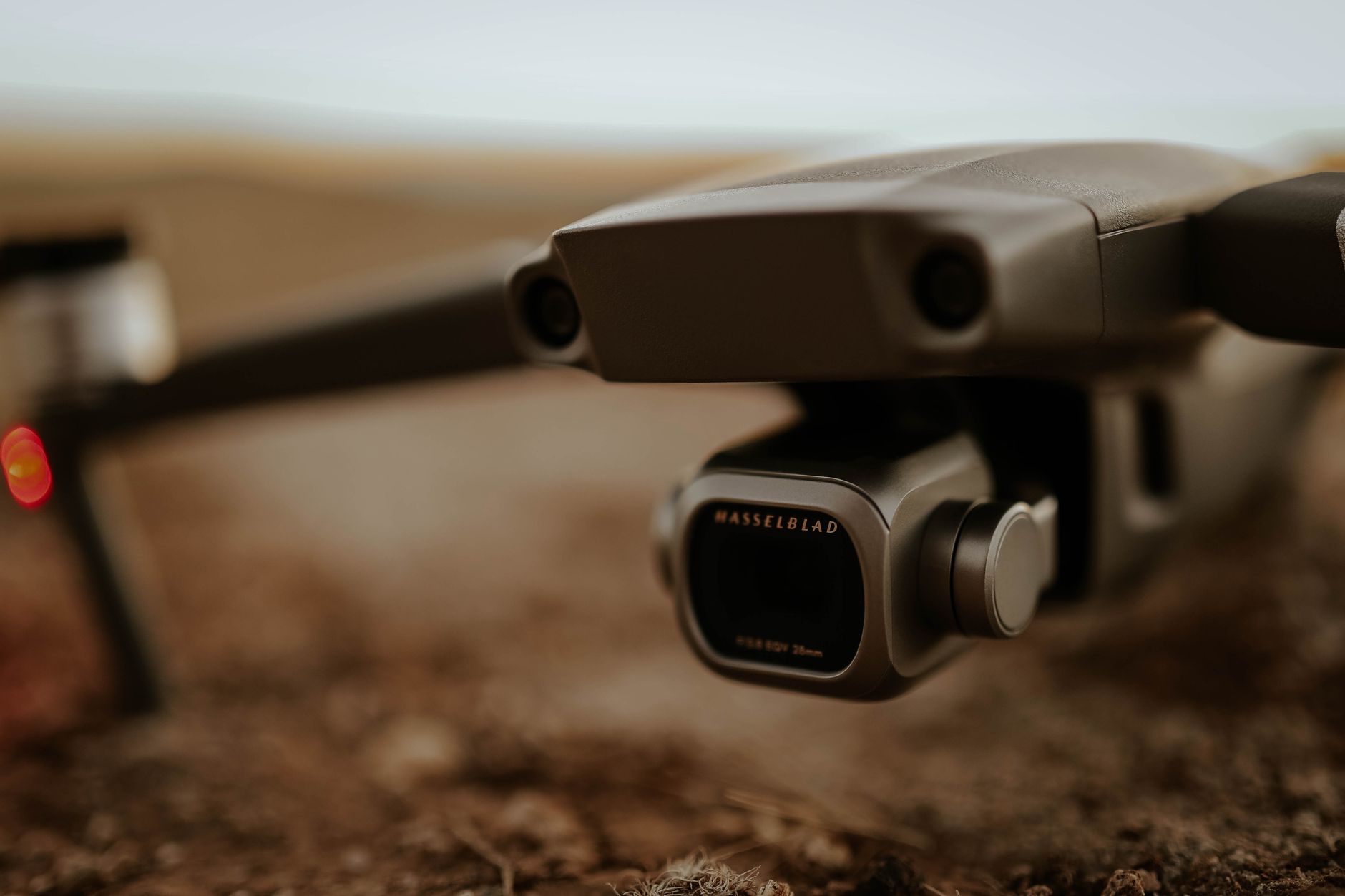 gimbal drona na modernom dronu tokom pregleda pre leta