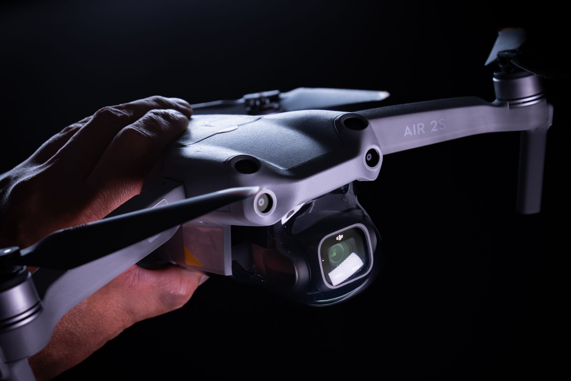 gimbal drona na modernom dronu tokom pregleda pre leta