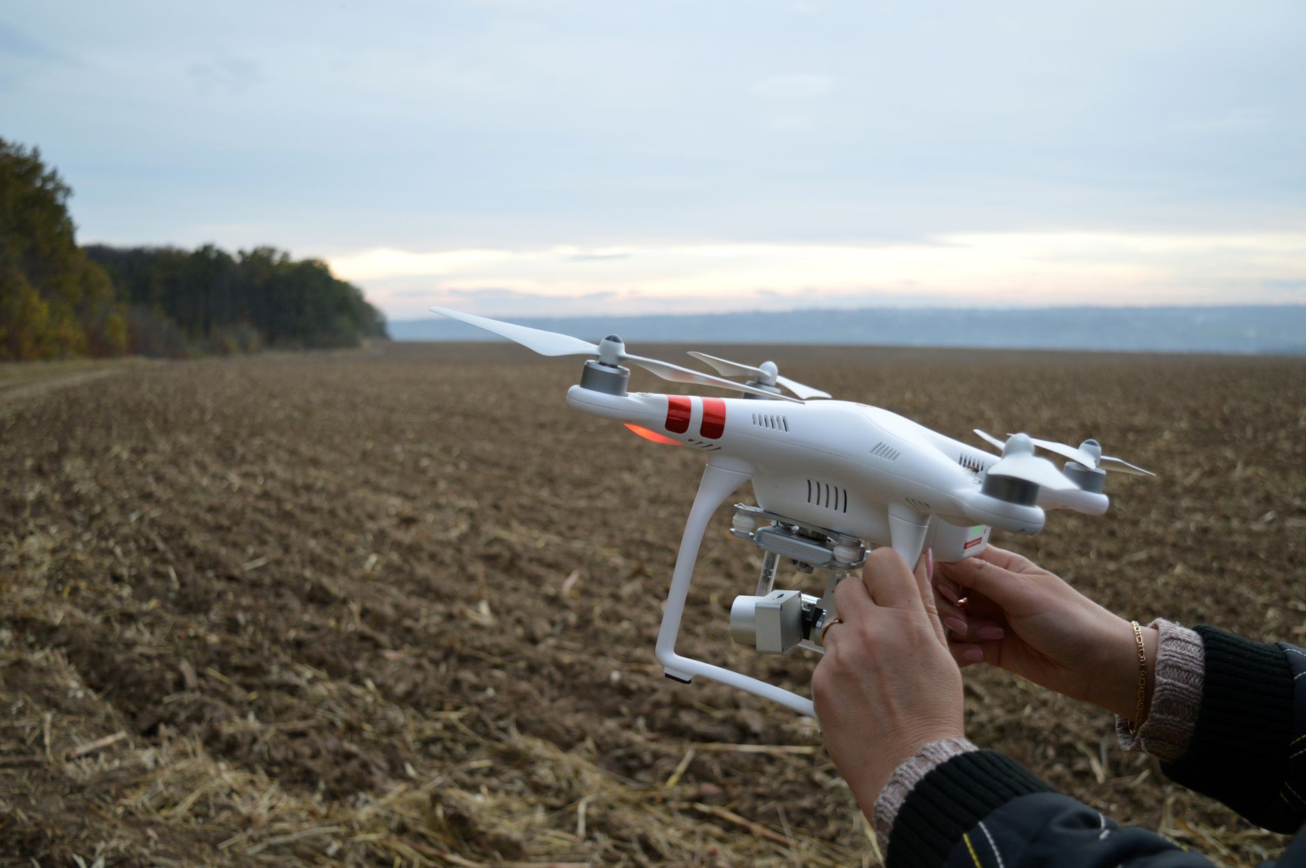 inspekcija tornjeva dronom tokom pregleda visoke infrastrukture