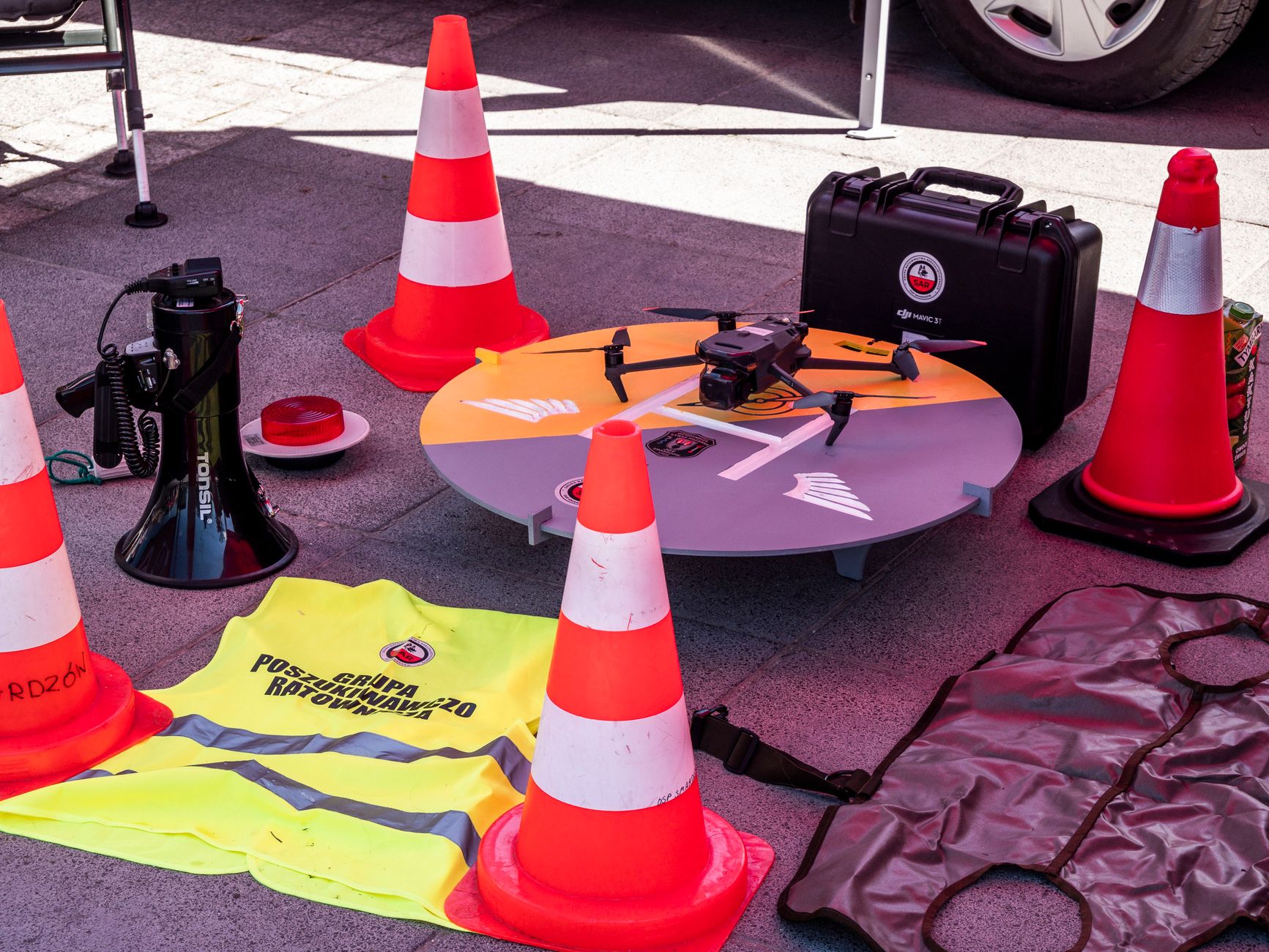 Lansiranje drona sa mobilne platforme na terenu