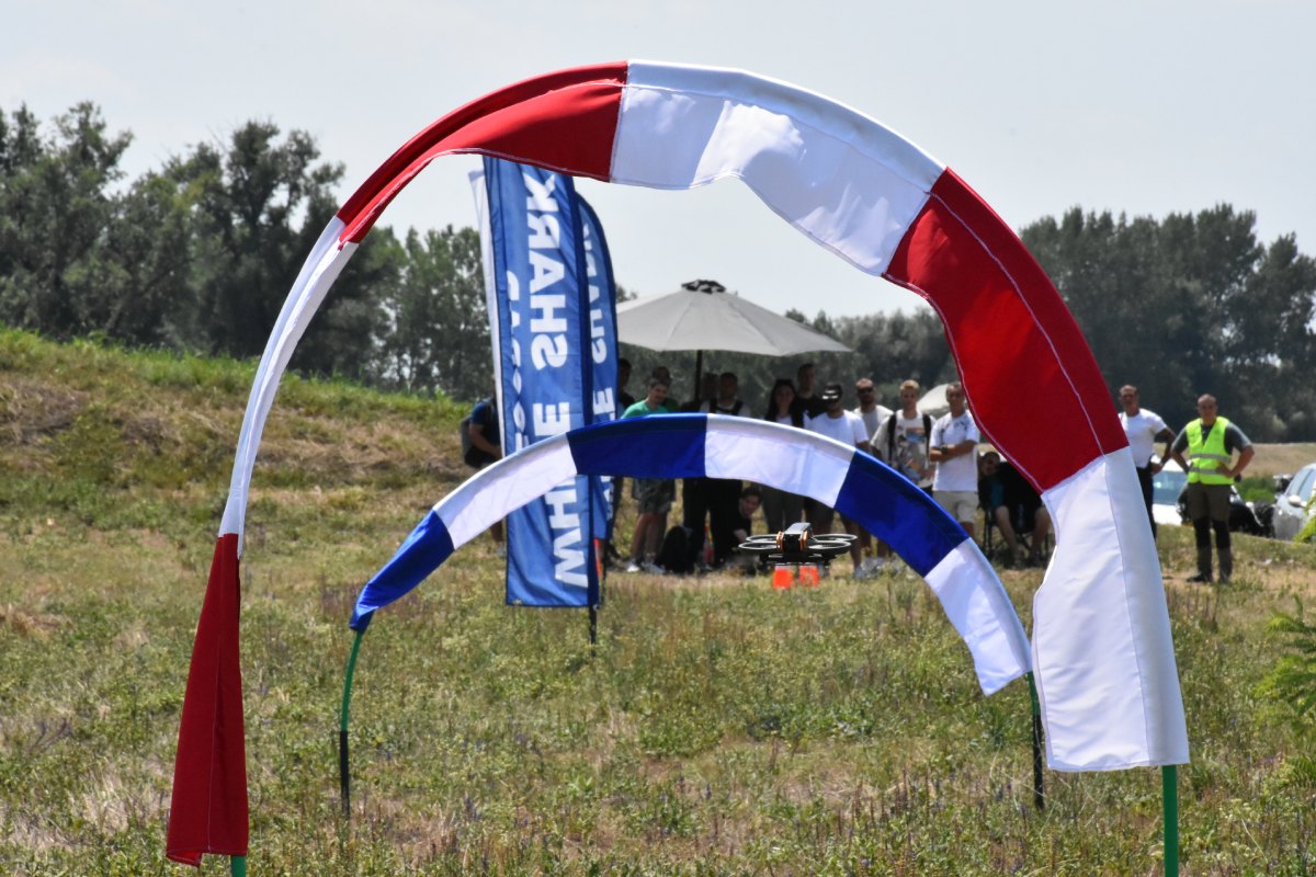 FPV staza sa kapijama na okupljanju dron pilota Lomingo