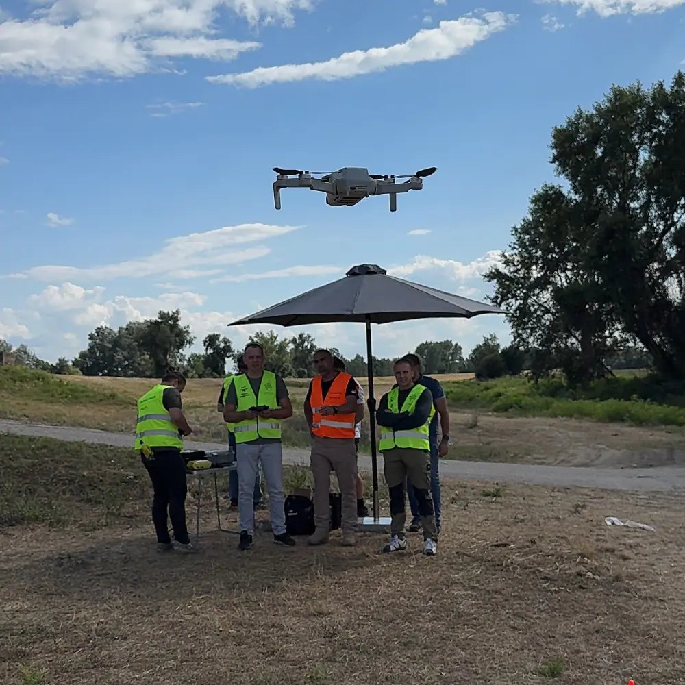 Tim Lomingo International sa dronom tokom snimanja na terenu