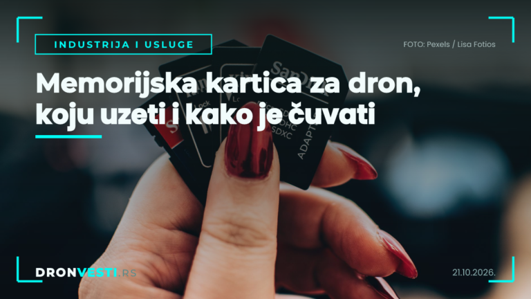 memorijska kartica za dron pored opreme za snimanje iz vazduha