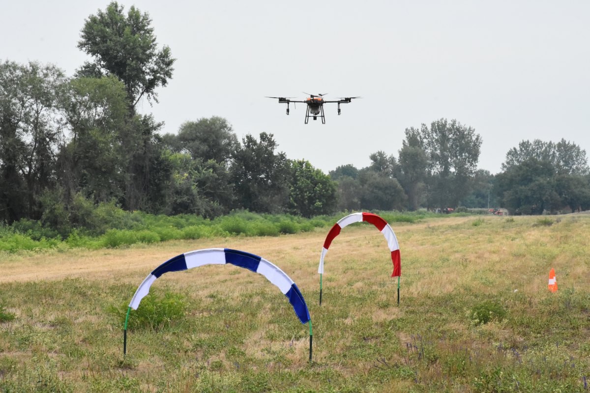 Poljoprivredni dron leti iznad FPV staze na terenu za obuku