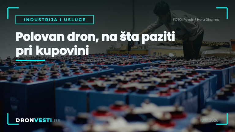 Polovan dron pri proveri baterije, motora i stabilizatora kamere pre kupovine