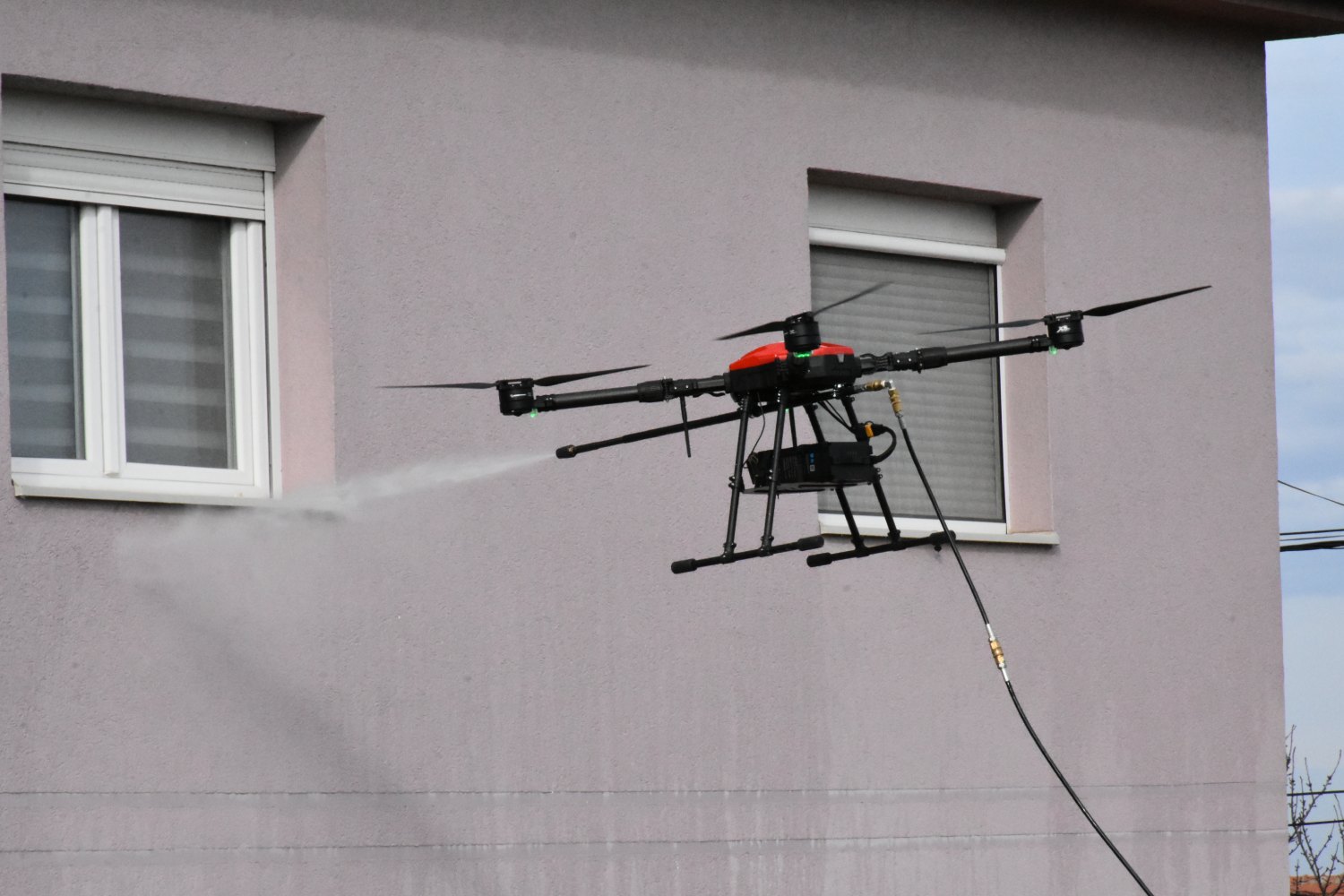 Dron sa crevom za vodu pere fasadu porodične kuće