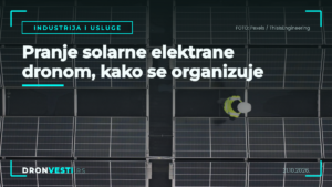 Pranje solarne elektrane dronom, naslovna kartica sa poljem solarnih panela snimljenim iz vazduha