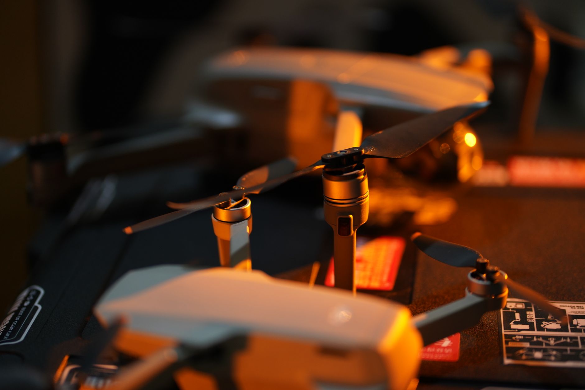 rezervni delovi za dron složeni u koferu za teren
